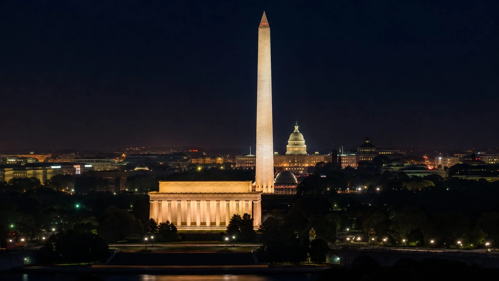 Nach Einbruch der Dunkelheit beleuchtete Memorials auf der National Mall, die 24 Stunden am Tag geöffnet ist