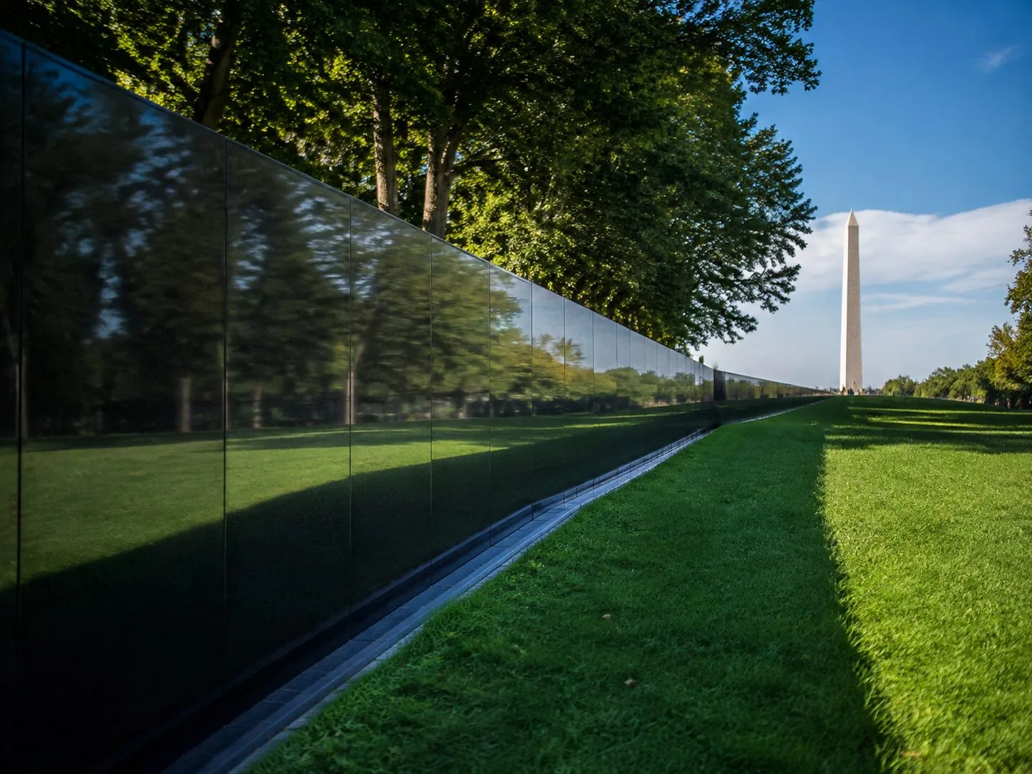 Die in den Hang geschnittene Vietnam Veterans Memorial Wall